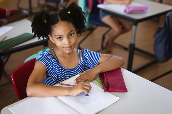 Retrato Una Niña Afroamericana Sonriendo Mientras Estaba Sentada Clase Escuela —  Fotos de Stock
