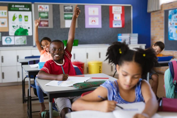 Niño Niña Afroamericanos Levantando Las Manos Mientras Están Sentados Clase — Foto de Stock