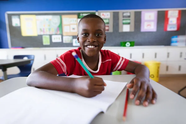 Retrato Del Chico Afroamericano Sonriendo Mientras Estaba Sentado Escritorio Clase —  Fotos de Stock