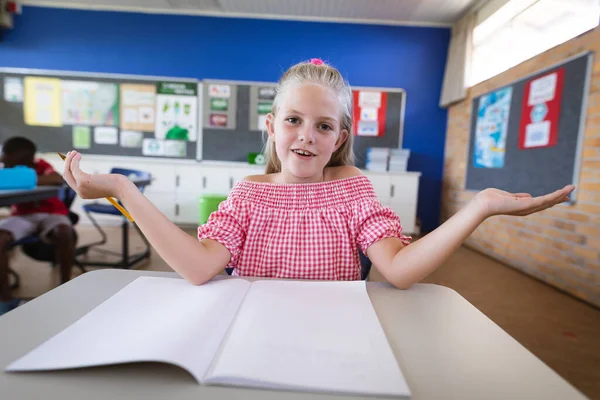 Ritratto Ragazza Caucasica Seduta Sulla Scrivania Classe Alle Elementari Concetto — Foto Stock