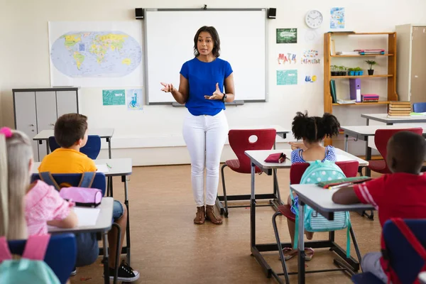 Profesora Afroamericana Que Enseña Estudiantes Escuela Primaria Escuela Concepto Educación — Foto de Stock