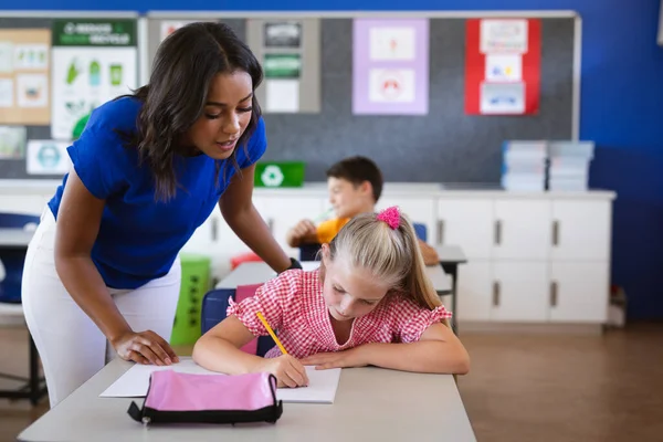 Afroamerykańska Nauczycielka Ucząca Białą Dziewczynę Podstawówce Koncepcja Szkoły Edukacji — Zdjęcie stockowe