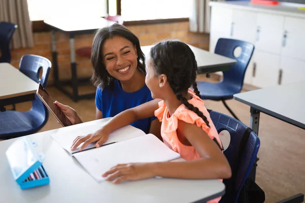 Afro Amerikaanse Vrouwelijke Leraar Met Digitale Tablet Onderwijs Een Meisje — Stockfoto