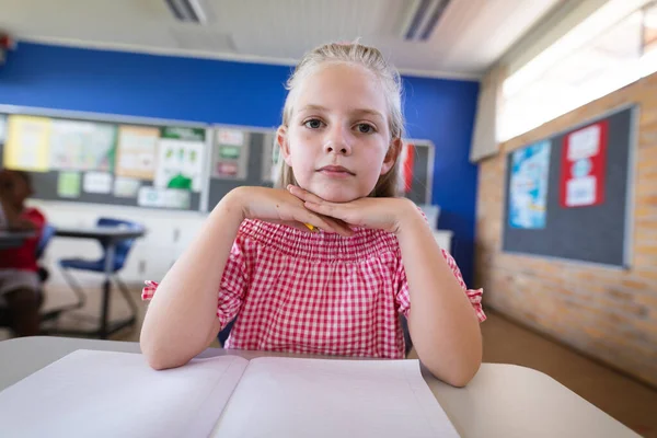 Retrato Menina Caucasiana Sentada Sua Mesa Classe Escola Primária Conceito — Fotografia de Stock