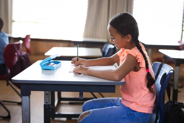 Menina Afro Americana Estudando Enquanto Senta Sua Mesa Classe Escola — Fotografia de Stock