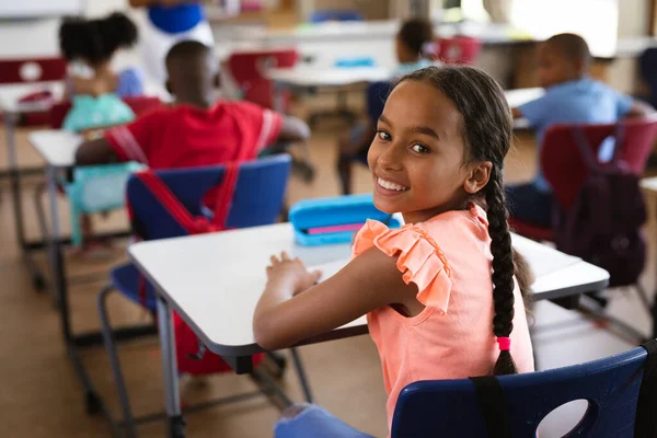 Retrato Una Niña Afroamericana Sonriendo Mientras Estaba Sentada Clase Escuela —  Fotos de Stock