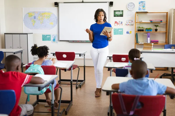 Afro Amerikaanse Vrouwelijke Leraar Met Digitale Tablet Onderwijs Klas Basisschool — Stockfoto