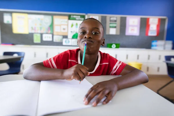 Ritratto Ragazzo Afroamericano Seduto Sulla Scrivania Classe Alle Elementari Concetto — Foto Stock