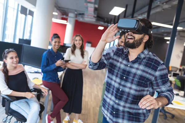 Diverse Groep Creatieve Collega Praten Vergadering Met Behulp Van Headset — Stockfoto