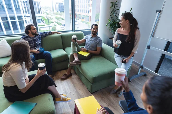 Diverse Creatieve Collega Houden Afhaalkoffie Praten Een Informele Bijeenkomst Modern — Stockfoto