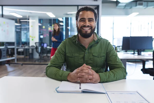 Retrato Del Trabajador Creativo Masculino Raza Mixta Sentado Escritorio Mirando — Foto de Stock