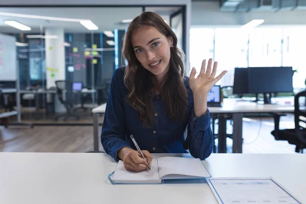 Retrato Trabalhadora Criativa Caucasiana Sentada Mesa Olhando Para Câmera Escritório — Fotografia de Stock