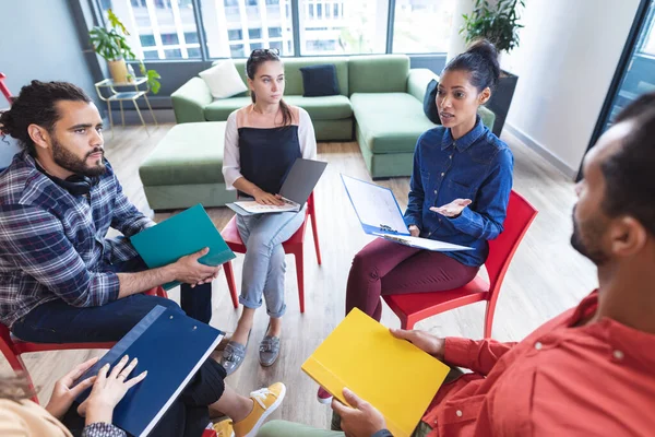 Diverso Grupo Colegas Creativos Hablando Una Reunión Informal Oficina Moderna — Foto de Stock