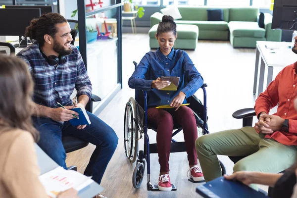 Diverso Grupo Colegas Creativos Hablando Una Reunión Informal Oficina Moderna — Foto de Stock