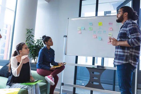 Diverso Grupo Colegas Creativos Discutiendo Trabajo Reunión Oficina Moderna Negocio — Foto de Stock