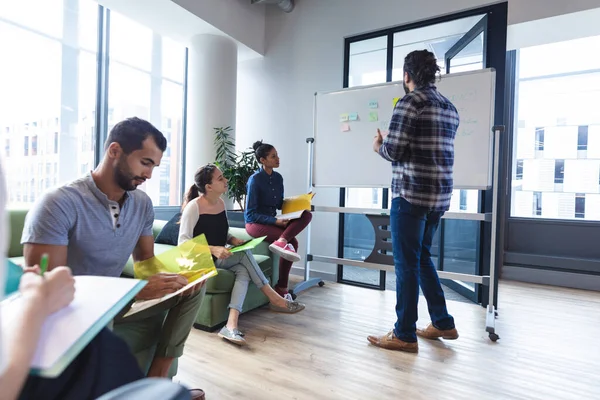 Diverse Creatieve Collega Discussiëren Het Werk Tijdens Bijeenkomst Modern Kantoor — Stockfoto