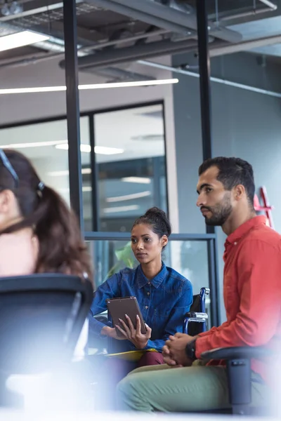 Diverso Grupo Colegas Creativos Hablando Una Reunión Informal Oficina Moderna — Foto de Stock