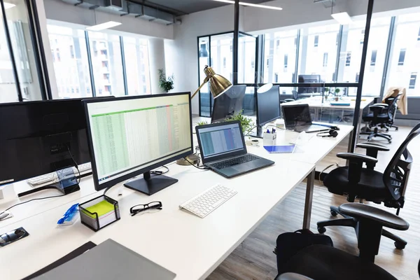 空荡荡的现代化办公室的内部 有书桌和计算机 创意设计业务的现代办公室 — 图库照片
