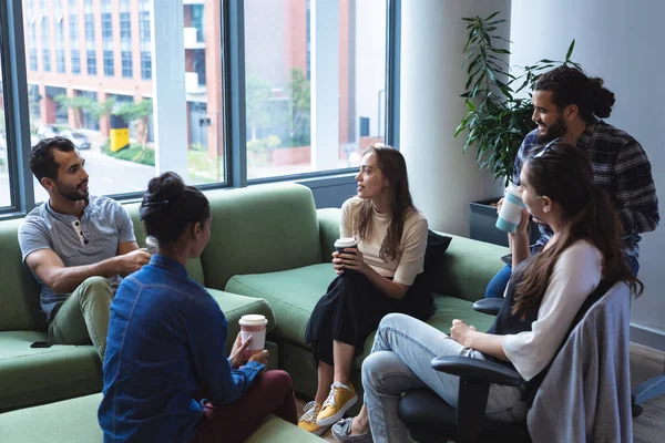 Diverso Grupo Colegas Creativos Celebrando Cafés Para Llevar Hablando Una — Foto de Stock