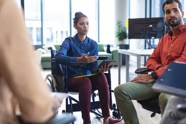 Diverso Grupo Colegas Creativos Hablando Una Reunión Informal Oficina Moderna — Foto de Stock