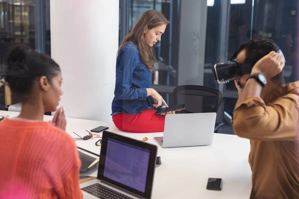 Diverse Groep Creatieve Collega Praten Vergadering Met Behulp Van Headset — Stockfoto