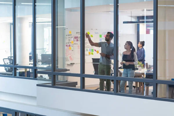 Diverse Creatieve Collega Discussiëren Werk Brainstormen Tijdens Bijeenkomst Modern Kantoor — Stockfoto