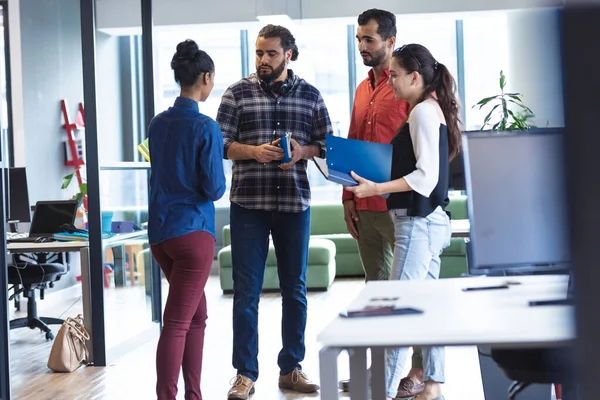 Diverse Creatieve Collega Aan Het Woord Tijdens Informele Bijeenkomst Modern — Stockfoto