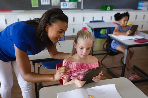 Eine Afroamerikanische Lehrerin Bringt Einem Mädchen Bei Der Grundschule Ein — Stockfoto