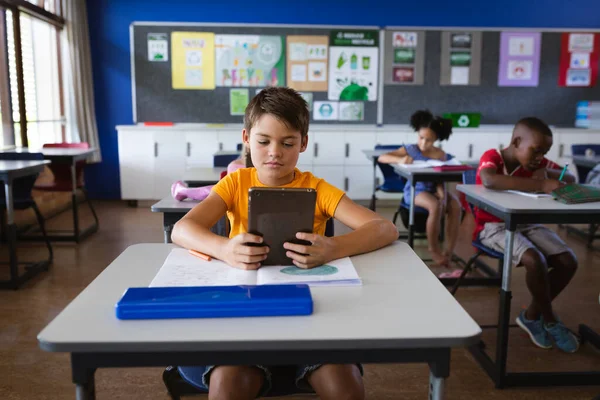 Niño Caucásico Usando Tableta Digital Mientras Está Sentado Escritorio Clase — Foto de Stock