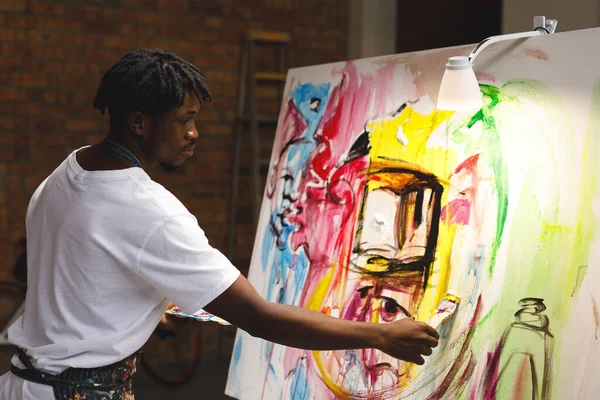 Pintor Masculino Afroamericano Trabajando Pintando Sobre Lienzo Estudio Arte Creación —  Fotos de Stock