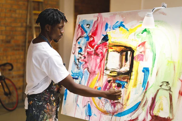 Pintor Masculino Afroamericano Trabajando Pintando Sobre Lienzo Estudio Arte Creación —  Fotos de Stock