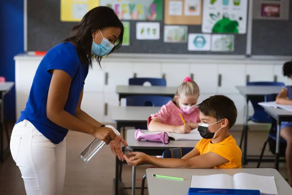 Profesora Afroamericana Rociando Desinfectante Manos Manos Niño Escuela Primaria Educación —  Fotos de Stock