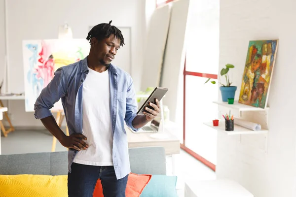 Afroameričtí Malíři Pracují Tabletem Uměleckém Studiu Tvorba Inspirace Malířském Ateliéru — Stock fotografie