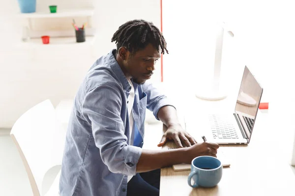 Afrikanischer Maler Bei Der Arbeit Mit Laptop Und Notizen Kunstatelier — Stockfoto