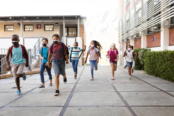 Grupo Estudiantes Diversos Que Usan Máscaras Faciales Que Corren Escuela —  Fotos de Stock