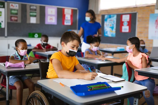 Niño Caucásico Discapacitado Que Usa Mascarilla Para Estudiar Mientras Está —  Fotos de Stock