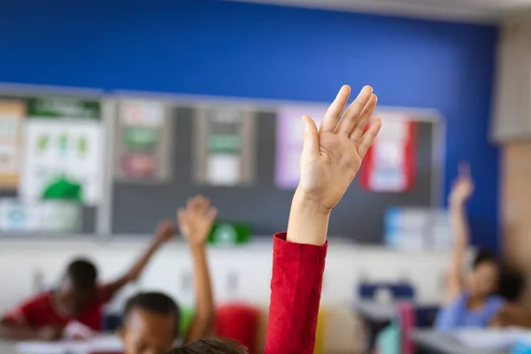 Lkokuldaki Sınıfa Katılmak Için Beyaz Çocuğun Elini Kaldırdı Okul Eğitim — Stok fotoğraf