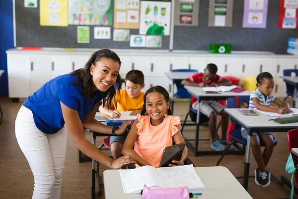 Portret Van Afrikaanse Amerikaanse Lerares Gehandicapt Meisje Lachend Klas Basisschool — Stockfoto