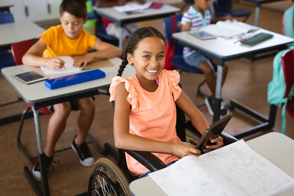 小学时坐在轮椅上的非洲残疾美国女孩的画像 学校和教育概念 — 图库照片