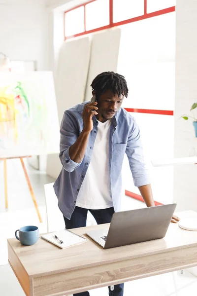 Afrikanischer Maler Bei Der Arbeit Mit Laptop Und Smartphone Kunstatelier — Stockfoto