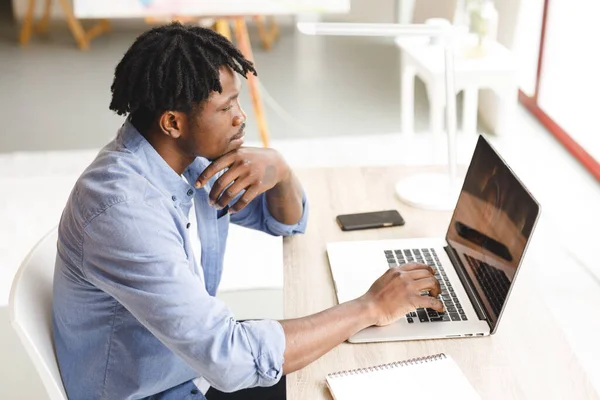 Pintor Afro Americano Trabalho Usando Laptop Estúdio Arte Criação Inspiração — Fotografia de Stock