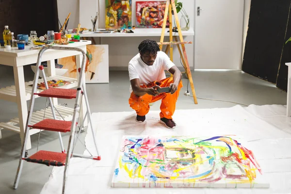 Afrikai Amerikai Férfi Festő Munkahelyén Aki Okostelefonnal Fényképez Művészeti Stúdióban — Stock Fotó