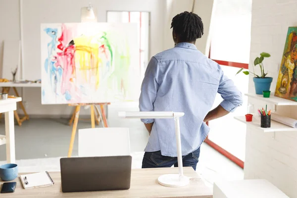 非洲裔美国男性画家在艺术工作室看艺术品 艺术家绘画工作室的创作和灵感 — 图库照片