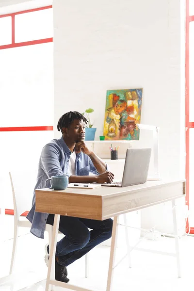 非洲裔美国男性画家在艺术工作室使用笔记本电脑 艺术家绘画工作室的创作和灵感 — 图库照片