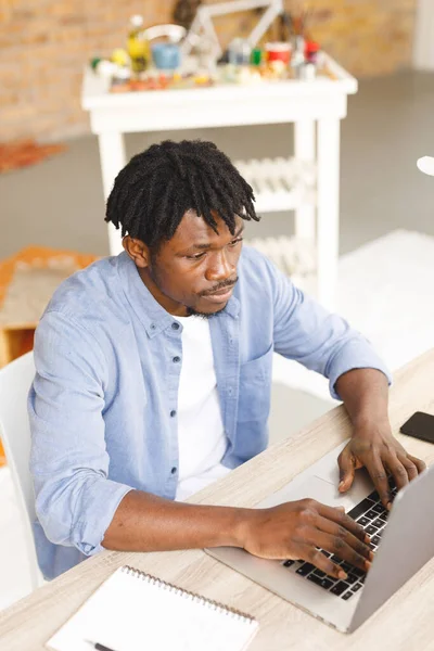 Afrikanischer Maler Bei Der Arbeit Mit Laptop Kunststudio Kreation Und — Stockfoto