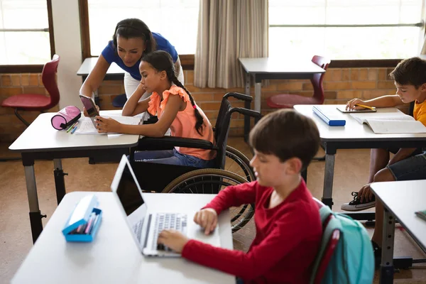 Profesora Afroamericana Enseñando Las Niñas Discapacitadas Usar Tabletas Digitales Escuela —  Fotos de Stock