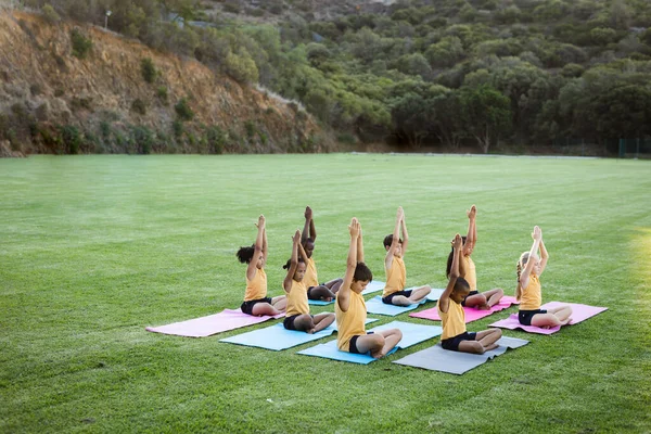Gruppo Studenti Che Praticano Yoga Meditano Seduti Sul Tappetino Yoga — Foto Stock