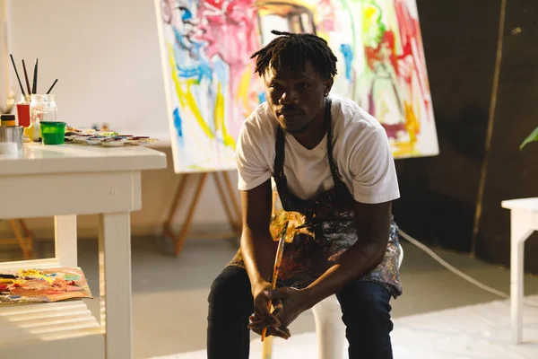 アフリカ系アメリカ人の男性画家の肖像画 芸術家の絵画スタジオでの創造とインスピレーションは — ストック写真
