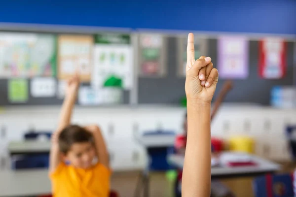 男孩举起他的手参加小学的班级 学校和教育概念 — 图库照片