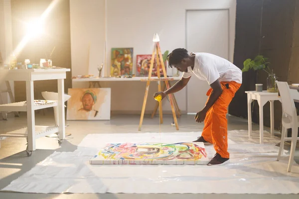 Afrikai Amerikai Férfi Festő Munka Festés Vászonra Művészeti Stúdióban Alkotás — Stock Fotó